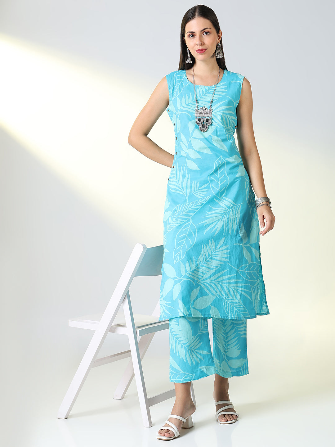 Women Blue Floral Straight Kurta Set