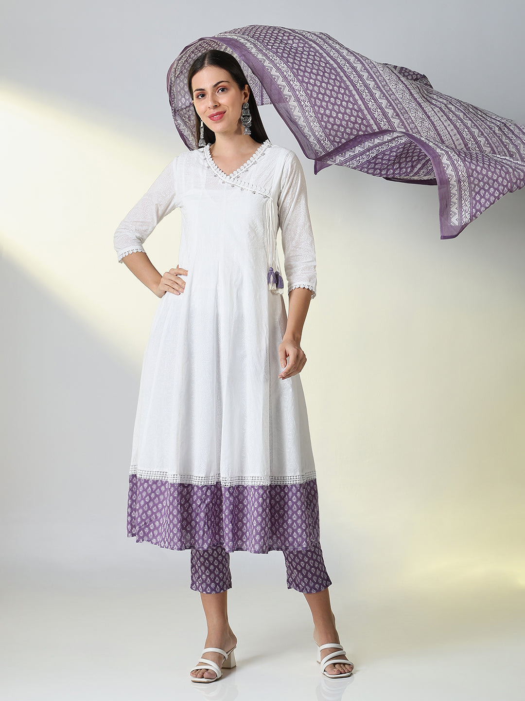 Women White Graphic Kurta Set with Dupatta and Inner