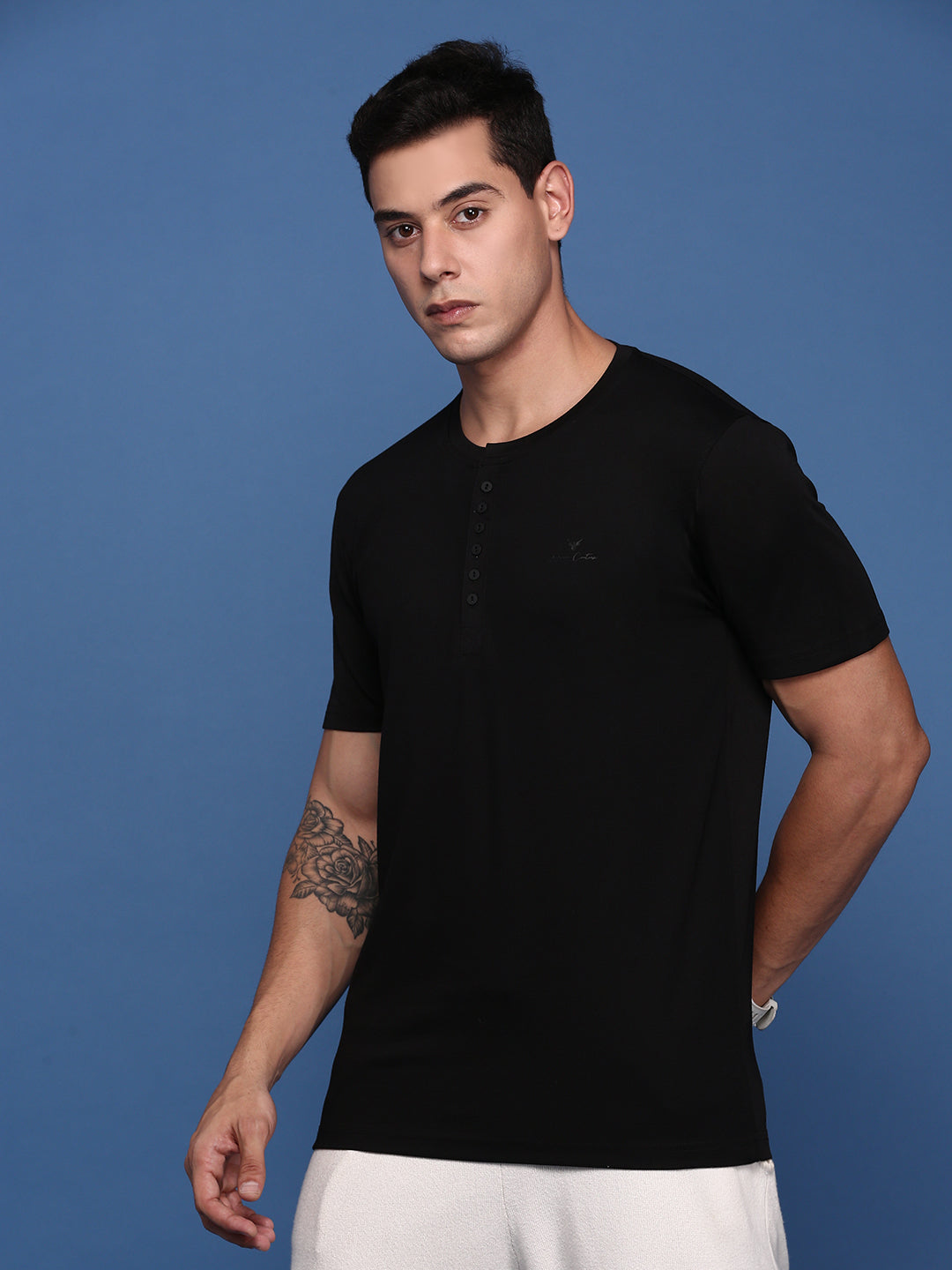 Men Solid Black Slim Fit T-Shirt