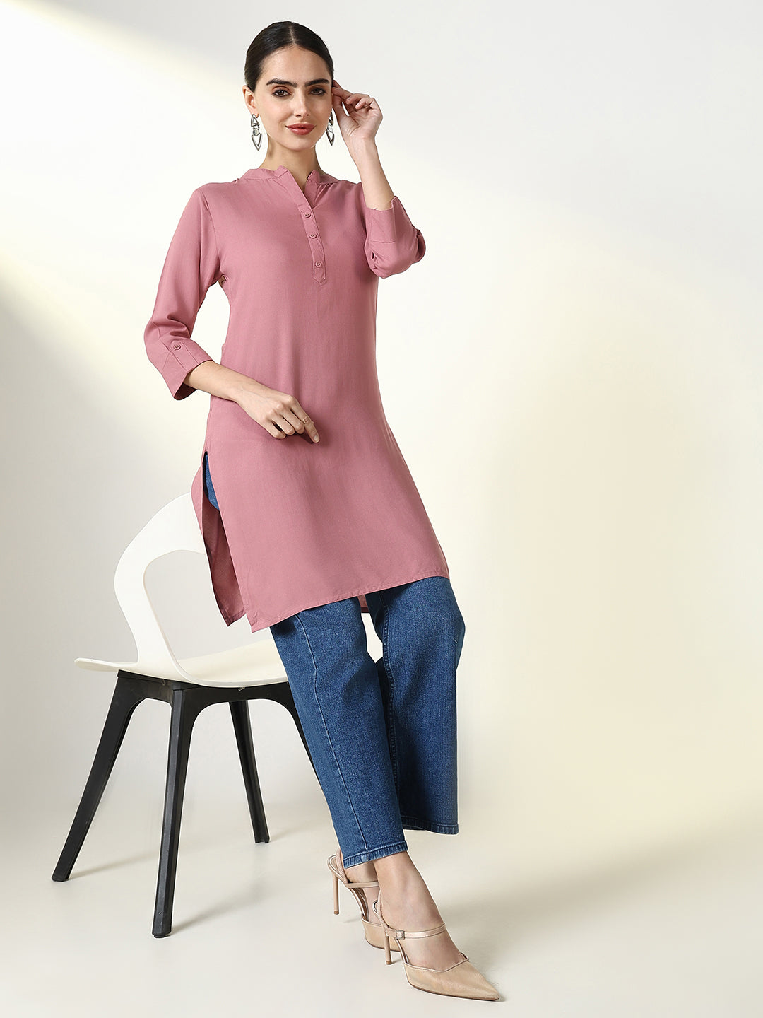 Women Mauve Solid Straight Kurti