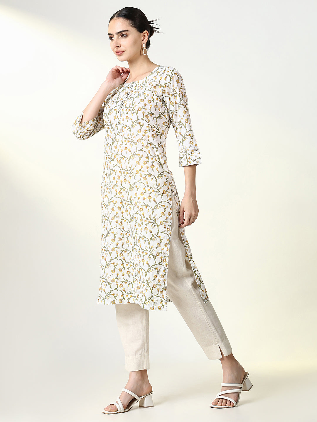 Women Off White Floral Straight Kurta