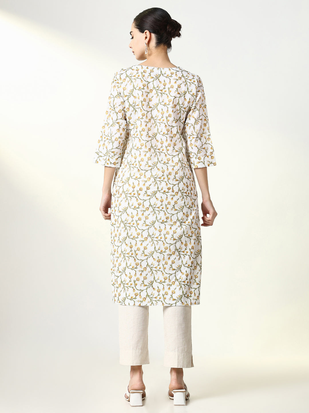 Women Off White Floral Straight Kurta