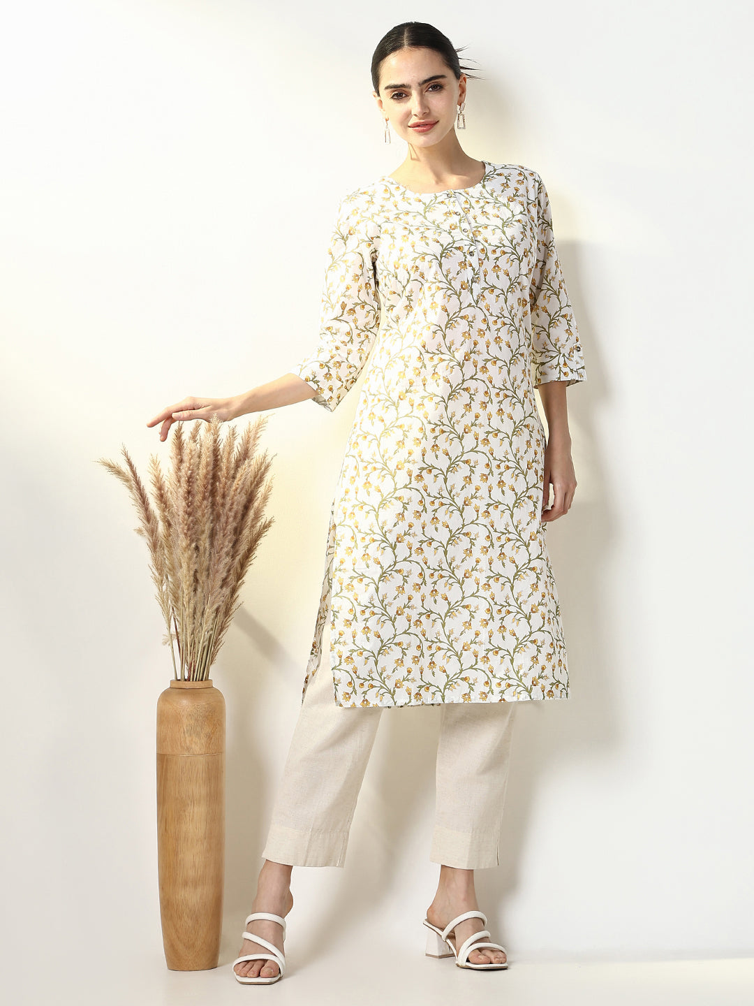 Women Off White Floral Straight Kurta