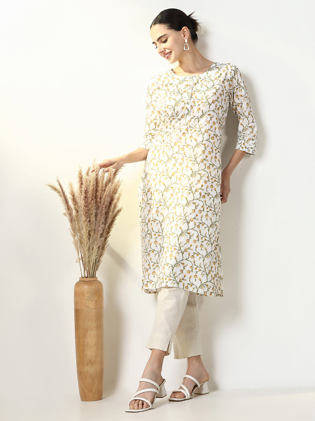 Women Off White Floral Straight Kurta