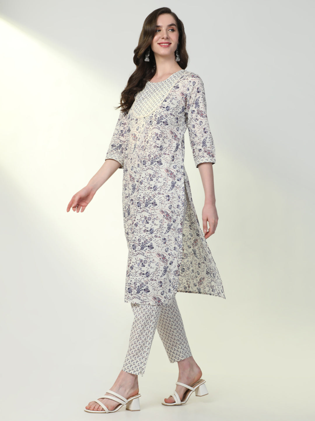 Women Off White Floral Straight Kurta Set