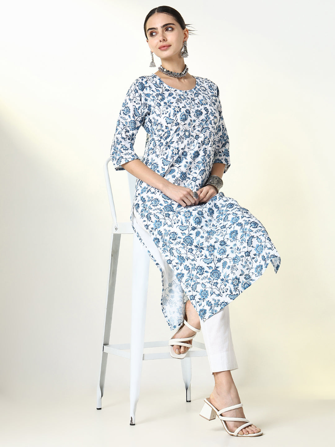 Women Blue Floral Straight Kurta