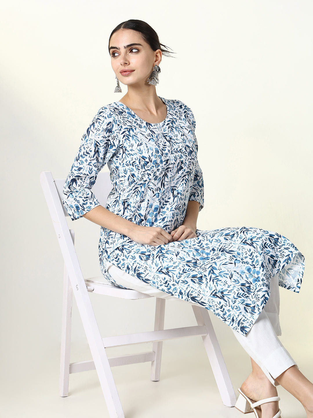 Women Blue Floral Straight Kurta