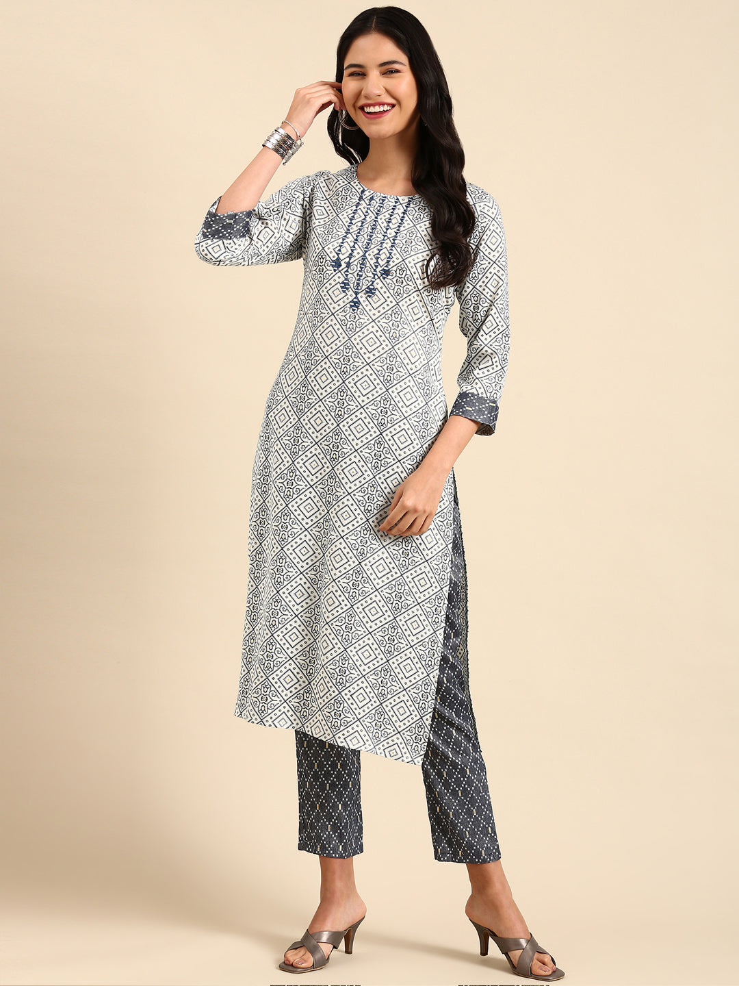 Women Graphic Off White Straight Kurta Set