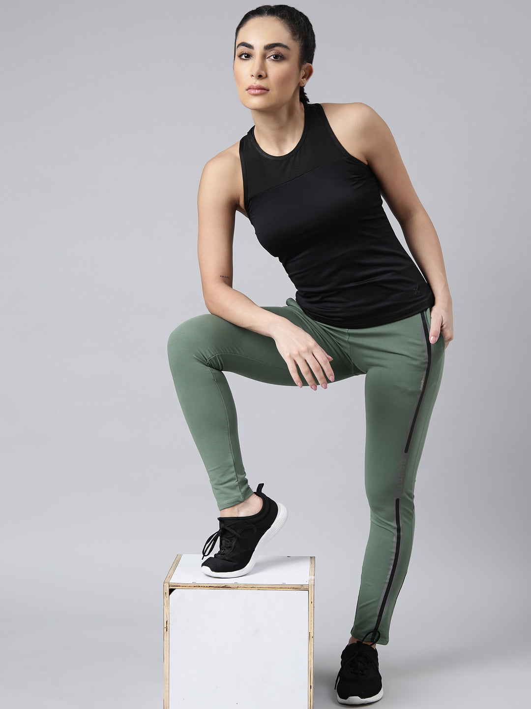 Women Solid Slim Fit Green Track Pant