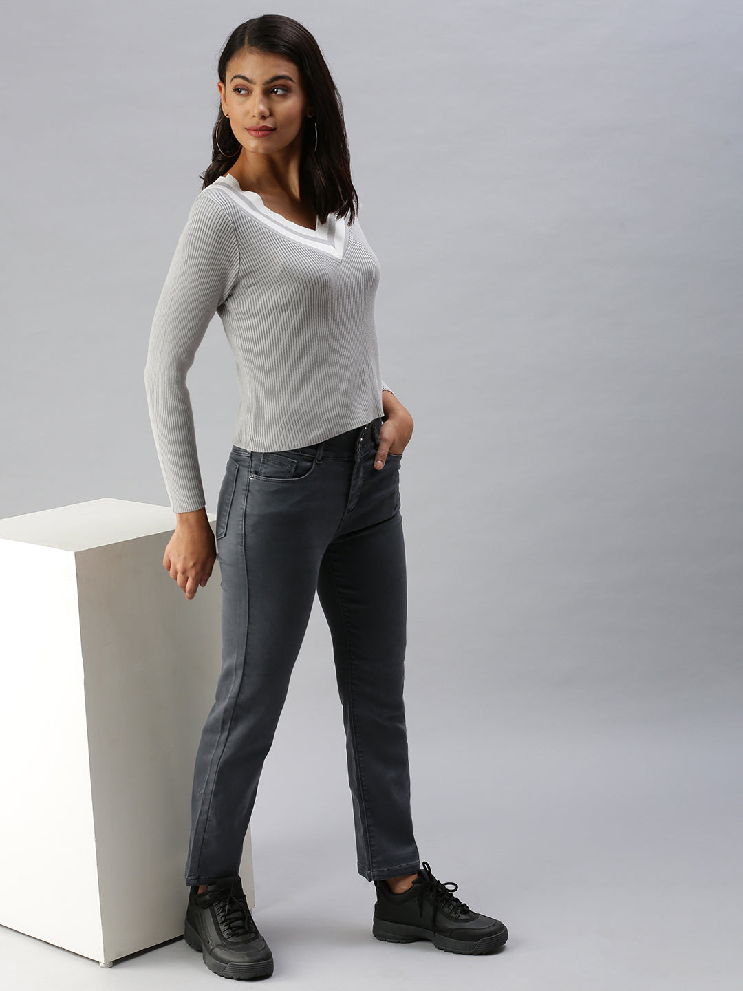 Women's Grey Solid Straight Fit Denim Jeans