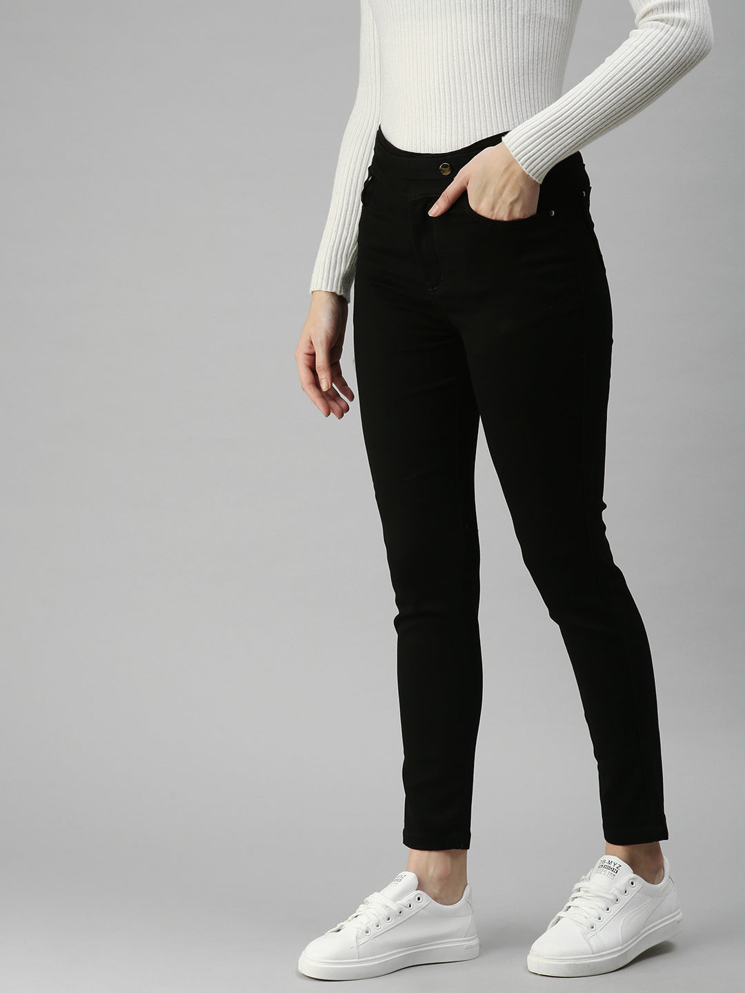 Women's Black Solid Denim Straight Jeans